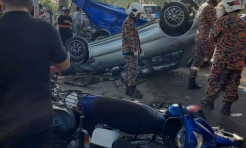 Tiga kritikal kereta rempuh gerai nasi lemak di Jitra