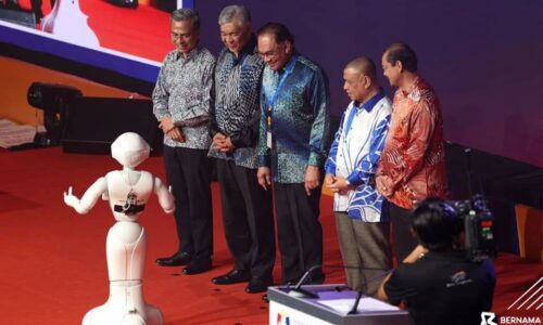 Surat khabar masih punyai peranan penting, kata Anwar