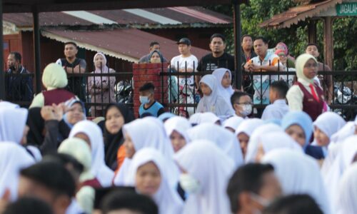 Cuaca panas: Murid, guru, kumpulan pelaksana dibenar pakai baju sukan