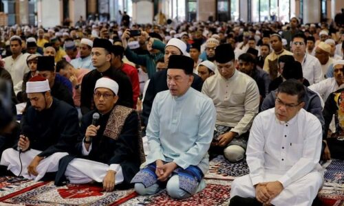 PM Anwar tunai solat sunat Aidiladha di Masjid Putra