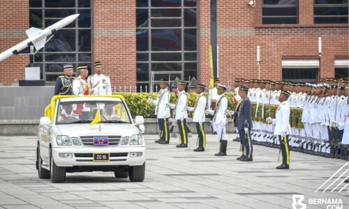 Agong, Raja Permaisuri berangkat ke istiadat mengarak panji-panji