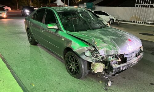 Tertekan pedal minyak, kereta rempuh stesen minyak