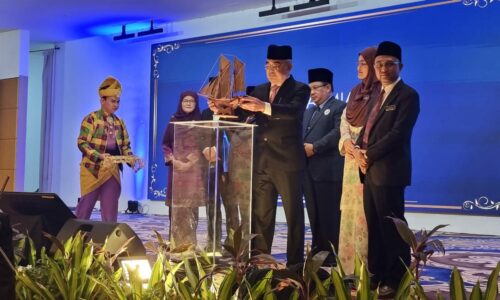 Bina replika asal Kapal Mendam Berahi sebelah Muzium Kapal Selam