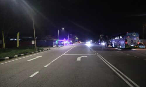 Dua penunggang parah gagal elak Myvi masuk simpang