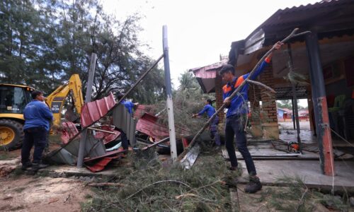 Ribut badai kedai makan, rumah di Kuala Linggi