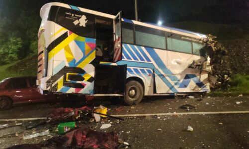 Dua maut, tiga parah dalam kemalangan babitkan bas dan kereta