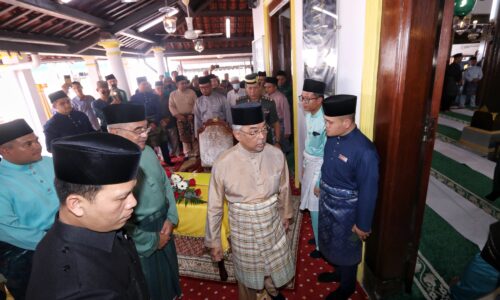 Agong tunai solat Jumaat di Masjid Kampung Hulu