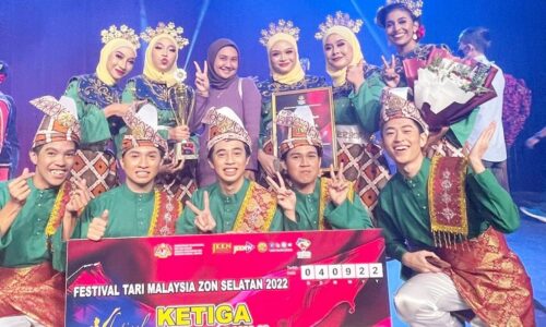 Belajar bidang teknikal, hebat di pentas tari