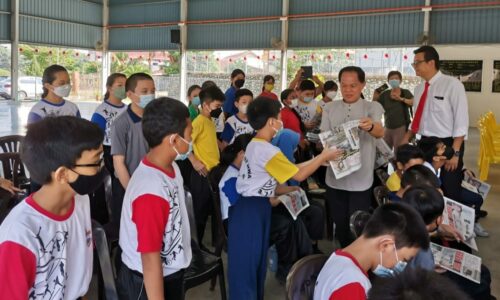 Sumbang akhbar untuk pelajar sekolah