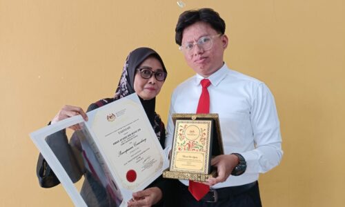 Tukang gunting rambut di Jasin cemerlang STPM 2022