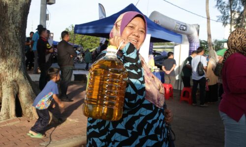 ‘Kedai cari rakyat’ beri manfaat pengunjung Pantai Puteri