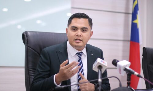 Tangguh bina jeti arang batu di Pantai Kundor