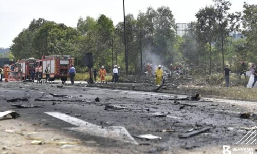 Pesawat terhempas: Polis sahkan orang kenamaan antara 10 individu maut