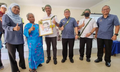 Warga emas Orang Asli antara 20 penerima MyKad gantian JPN