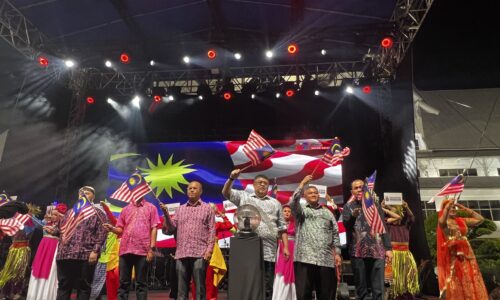 Bulan Kebangsaan & Kibar Jalur Gemilang meriah dihadiri 2,000 pengunjung