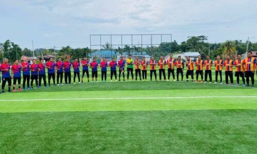 Cikgu veteran berentap di padang sintetik Nyalas
