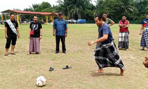 Tampil lebih sopan, peserta berkain pelikat tendang bola