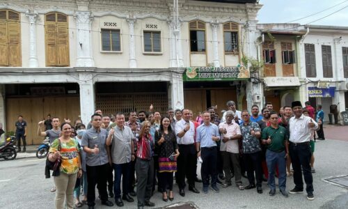Ribuan pelancong bergambar di Bangunan Merah tanpa kenderaan