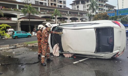 Pemandu cedera kereta terbabas rempuh tiang lampu