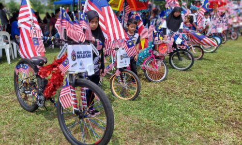 Ribuan Jalur Gemilang berkibar di Taman Tambun Perdana