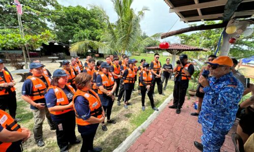 42 ahli CRSM sedia kendali bot bermotor salur bantuan