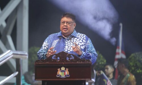 Pertimbang lagu kebangsaan dimainkan di pasar raya dan premis swasta