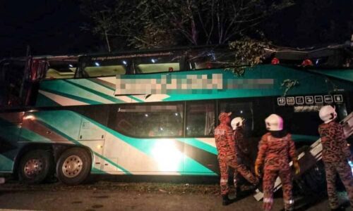 Pemandu, dua penumpang maut bas ekspres terbabas