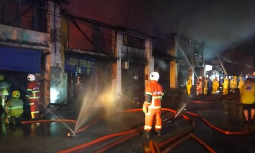 Dua rentung, lapan unit rumah kedai terbakar