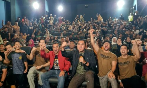 Sekampung warga Merlimau tonton wayang