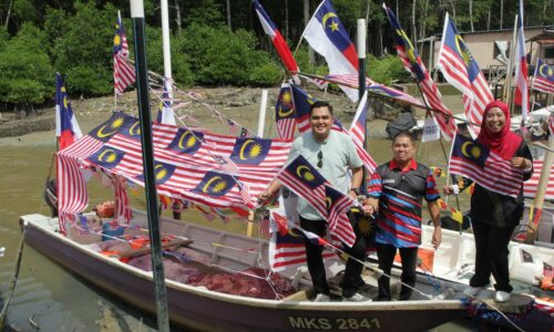 30 bot berhias semarak merdeka di perairan Jasin