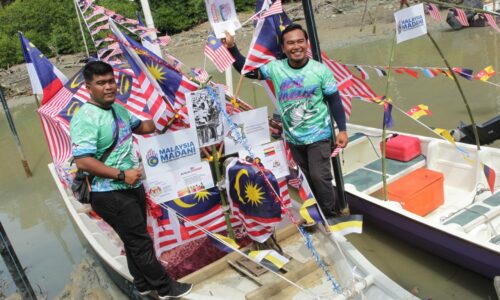 Anak muda Kuala Merlimau johan bot berhias