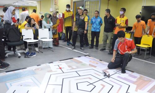 Cungkil bakat generasi muda dalam teknologi robotik