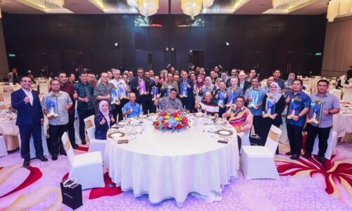 23 agensi dan jabatan diraikan, terima penghargaan