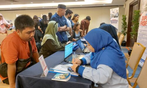 Jom masuk UM, medium interaksi bersifat  santai