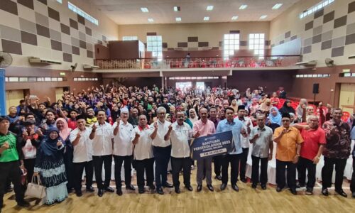 200 pelajar DUN Asahan terima bantuan persekolahan