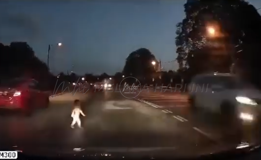 Kanak-kanak dua tahun nyaris dirempuh kereta