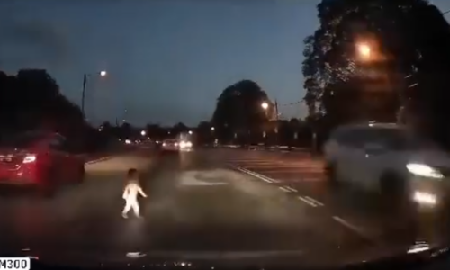 Kanak-kanak dua tahun nyaris dirempuh kereta