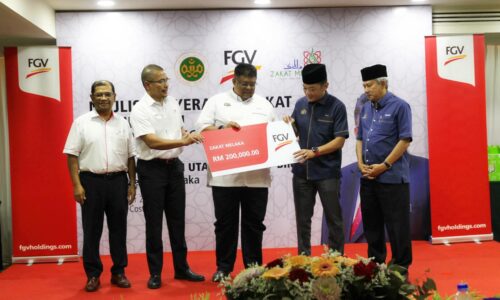 FGV Holdings Berhad serah zakat perniagaan RM200,000 kepada MAIM