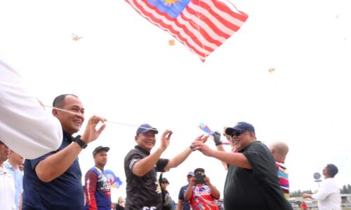 Jalur Gemilang gergasi terbang megah di langit Melaka