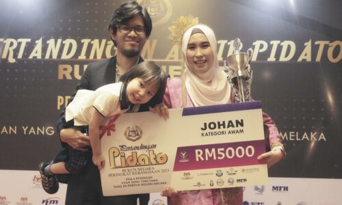 Dari Beijing ke Melaka, suri rumah johan pidato