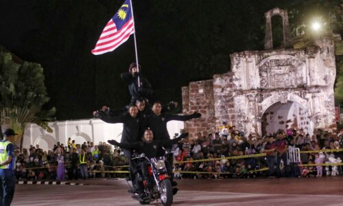 Lagak ngeri ‘Pahlawan Merah’