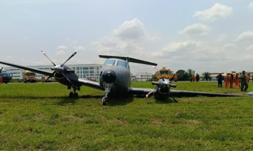 Pesawat Beechcraft B 200T mendarat cemas, empat anak kapal selamat