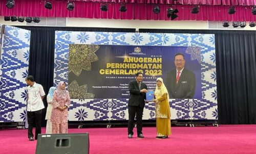 325 pegawai Jabatan Pendidikan Daerah Alor Gajah terima APC 2022