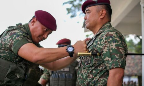 PTD terima beret merun dan sayap penerjunan kanan