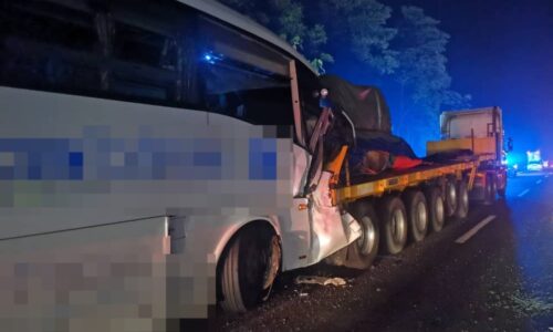 Bas rempuh treler: Pemandu maut, 6 penumpang cedera