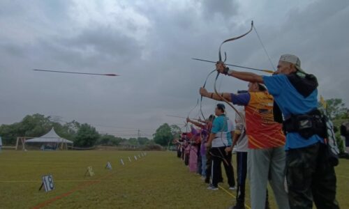 Berbusana pahlawan berhujan demi sukan sunnah