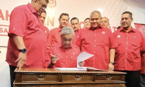 Zahid rasmi pejabat baharu UMNO Tangga Batu