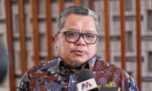 Perhebat dapatan sejarah Melaka di luar negara