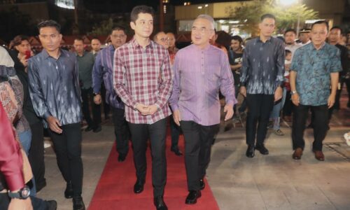 Tengku Hassanal berangkat tiba ke Festival Warisan Pelancongan Melaka-Pahang 2023