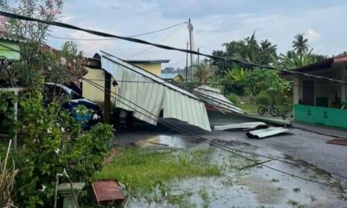 11 rumah, bengkel motosikal rosak akibat ribut di Batu Berendam